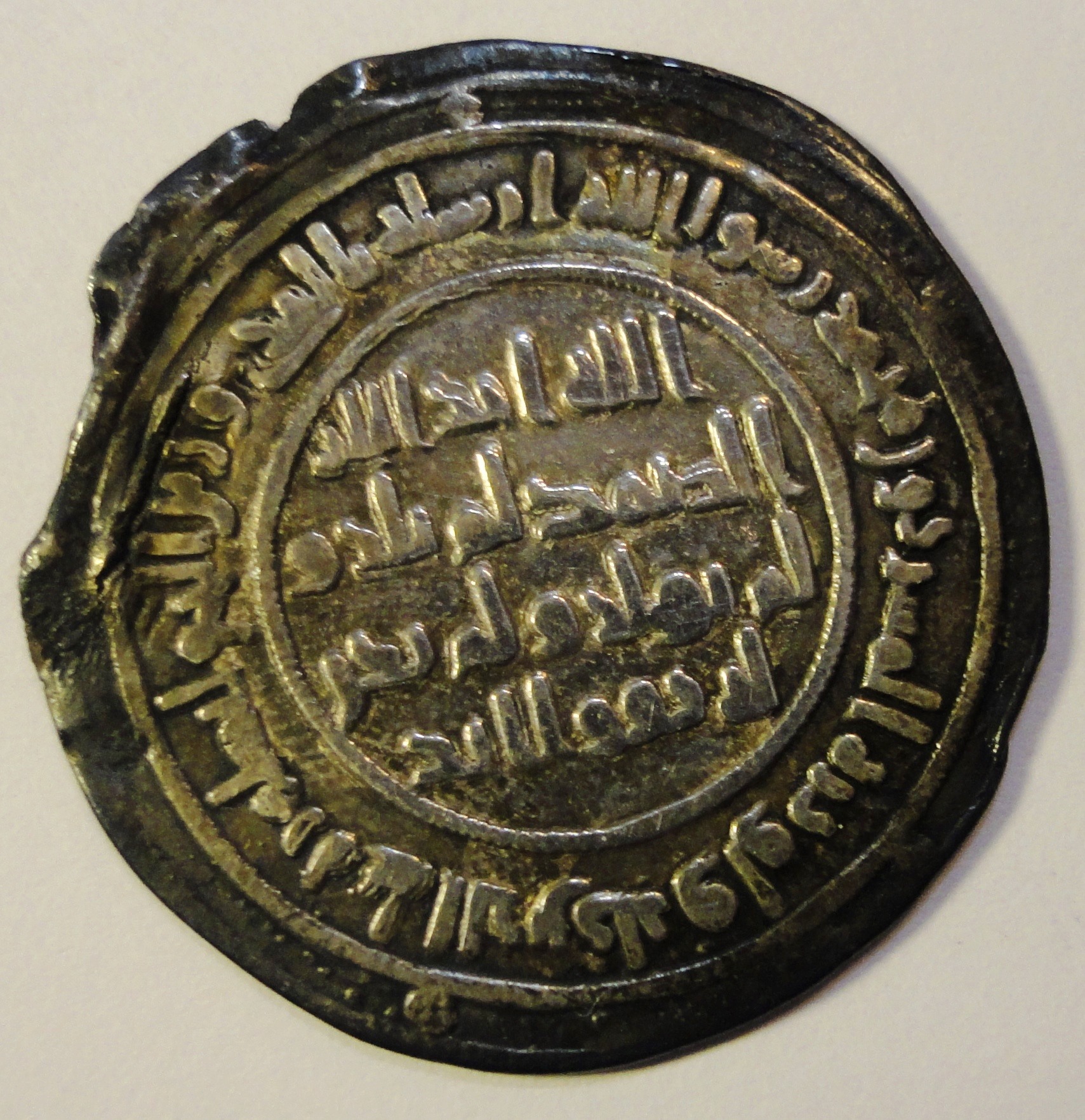 Die älteste Münze des Museums, die 699 n. Chr. geprägt wurde